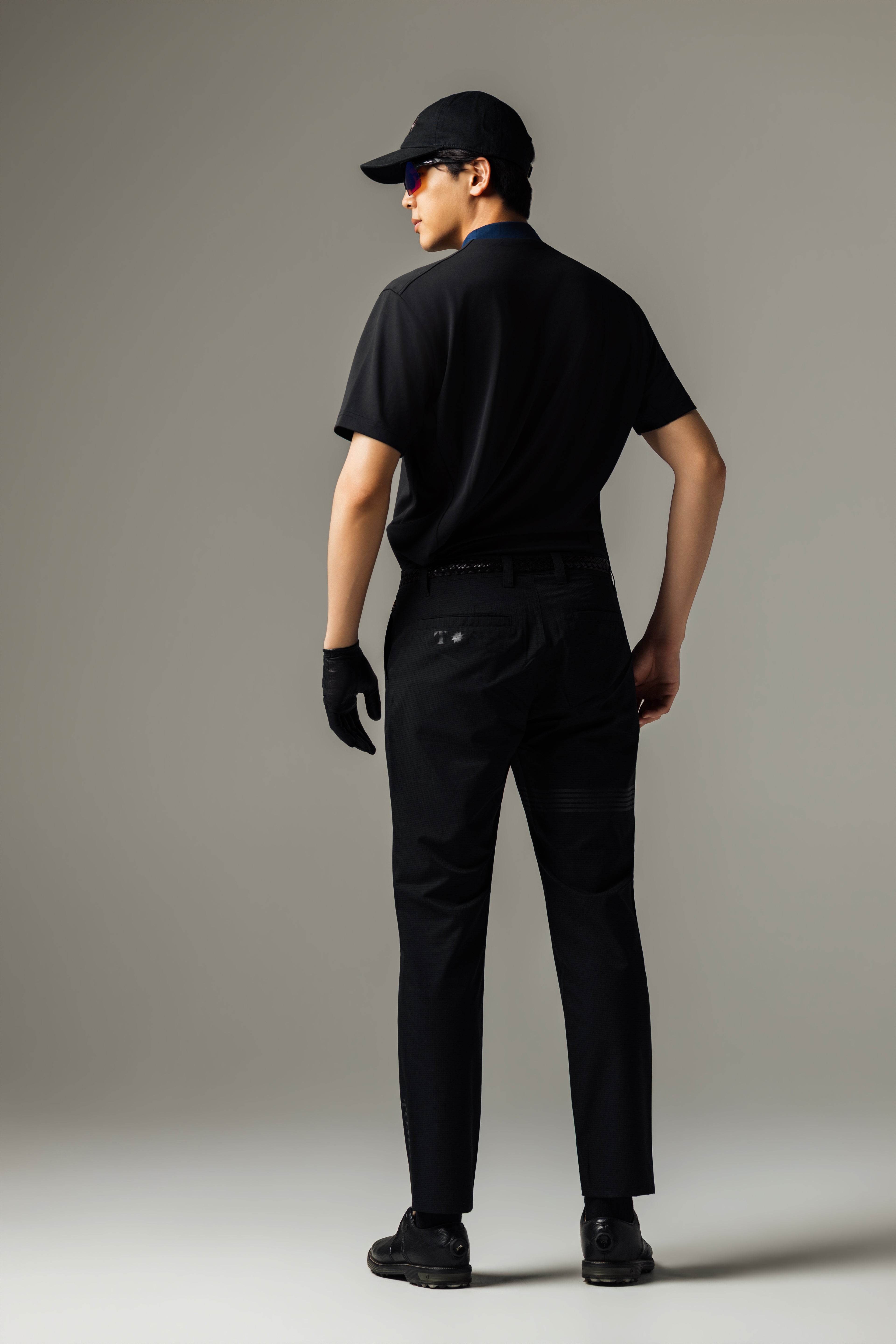 MEN’S｜パフォーマン<br>ロゴ　モックネック - ブラック