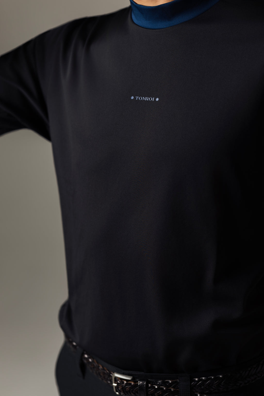 MEN’S｜パフォーマン<br>ロゴ　モックネック - ブラック