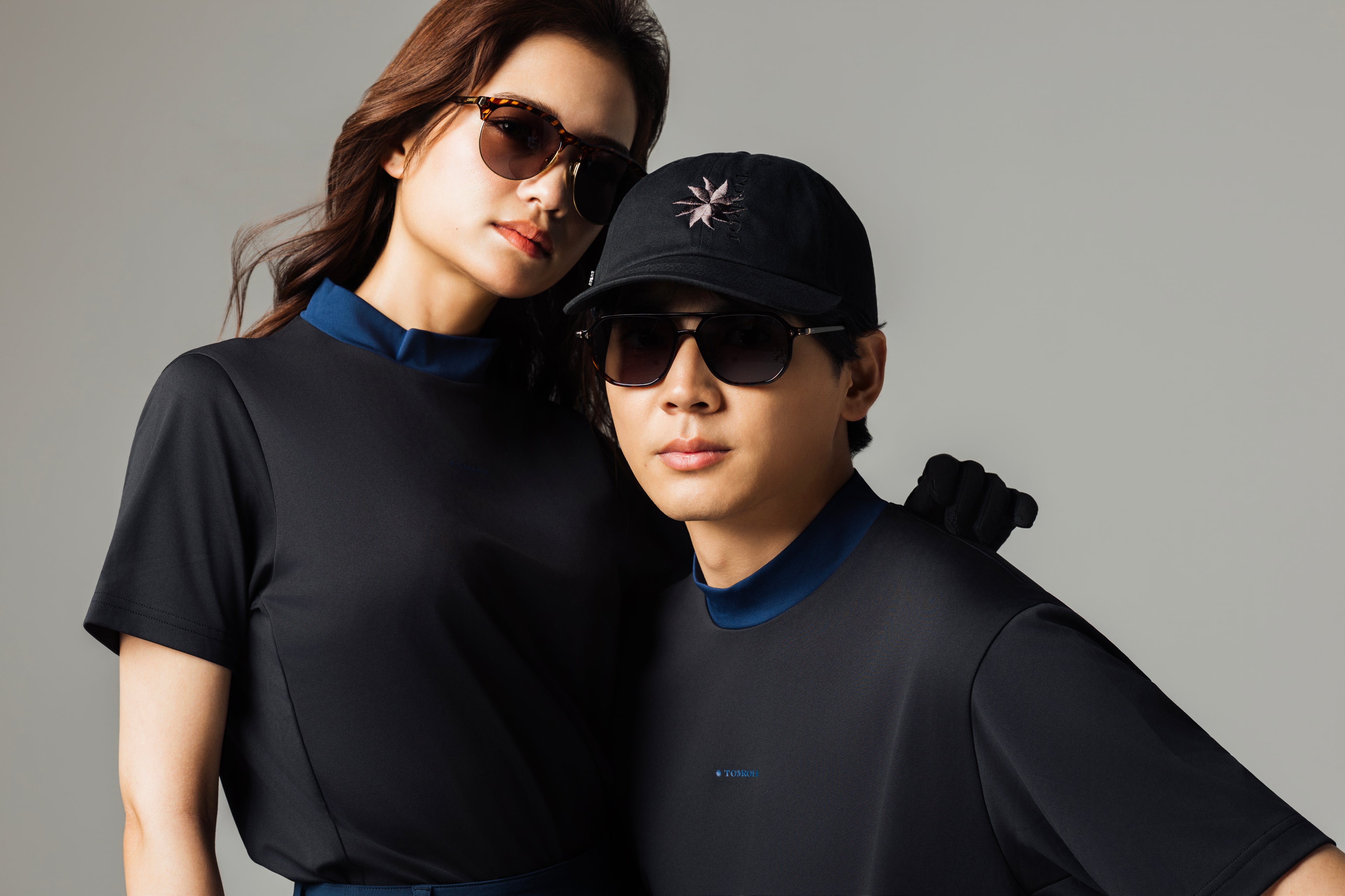 MEN’S｜パフォーマン<br>ロゴ　モックネック - ブラック