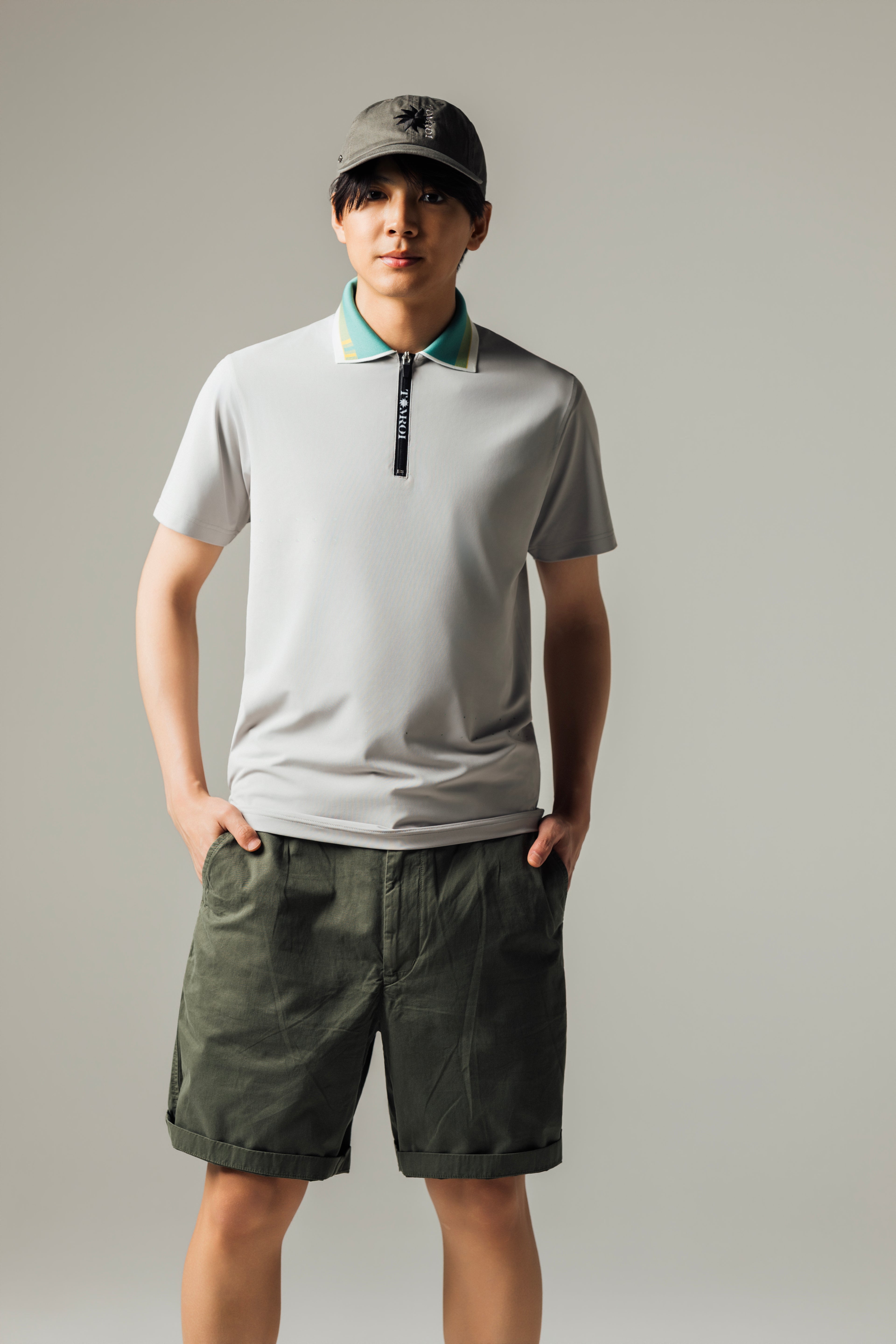 MEN’S｜パフォーマンス <br>ジップ ポロ｜高伸縮 - ライトグレー