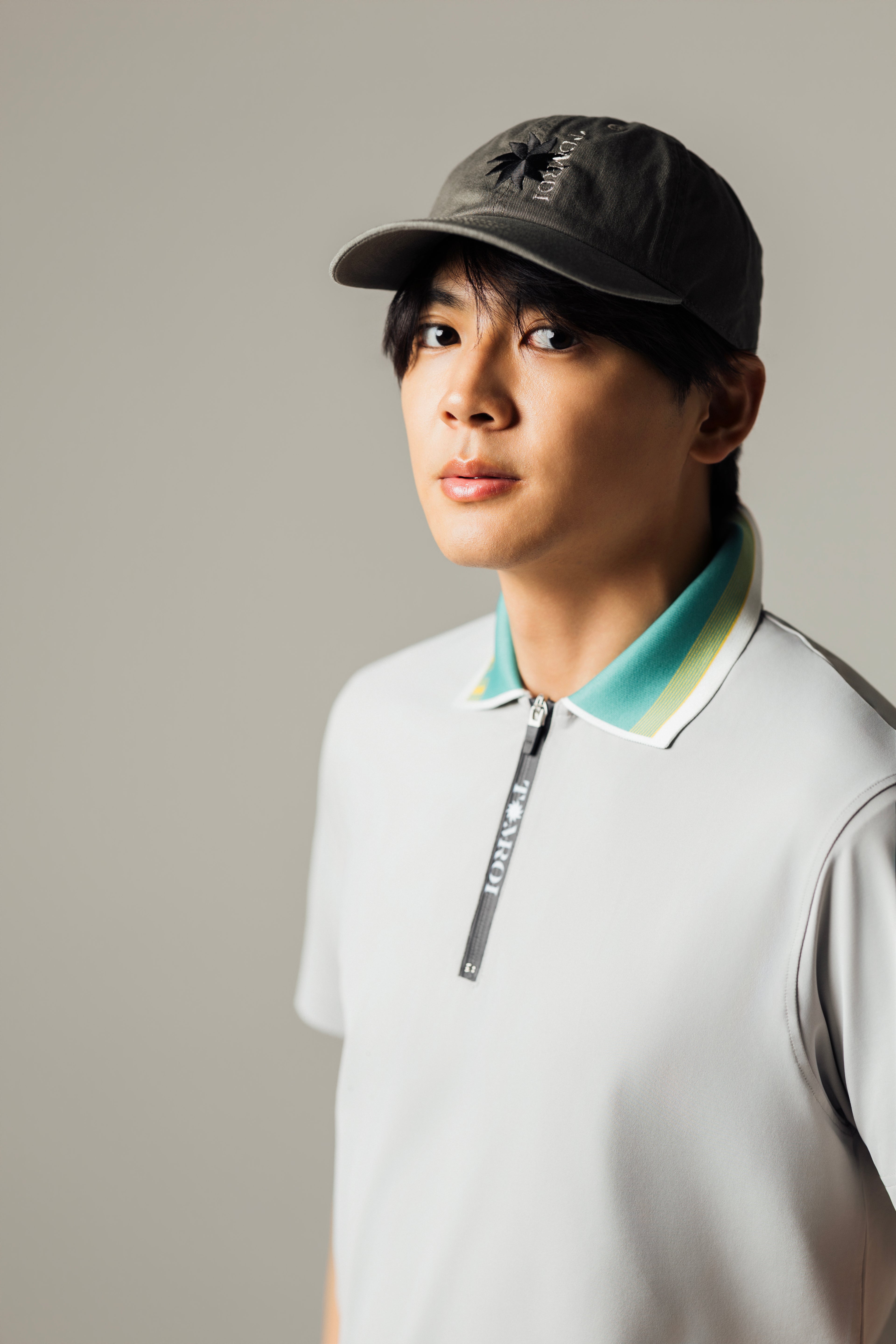 MEN’S｜パフォーマンス <br>ジップ ポロ｜高伸縮 - ライトグレー
