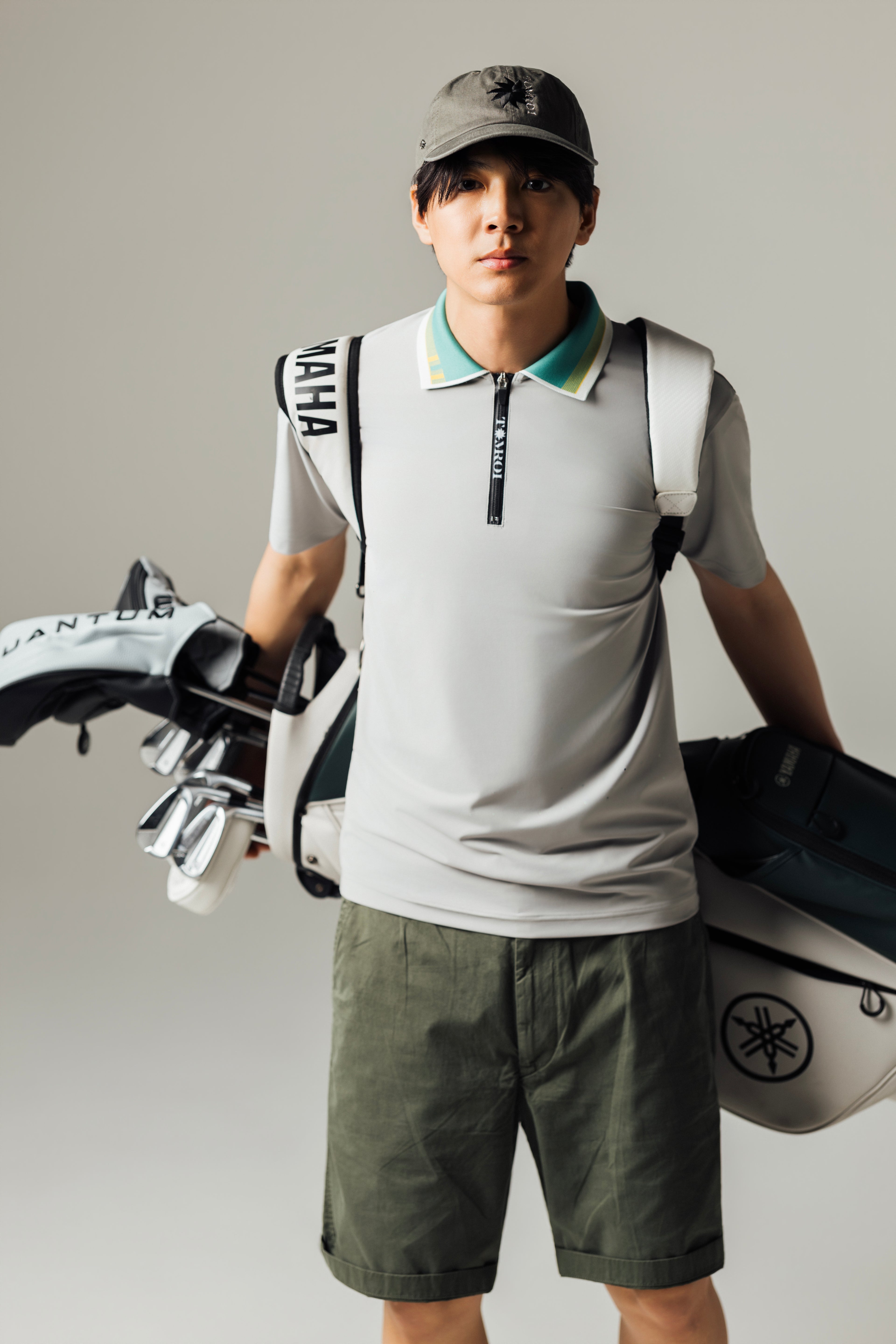 MEN’S｜パフォーマンス <br>ジップ ポロ｜高伸縮 - ライトグレー