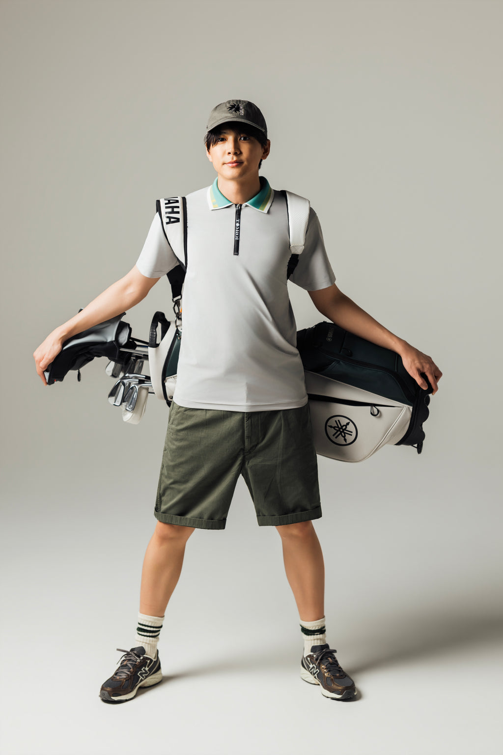 MEN’S｜パフォーマンス <br>ジップ ポロ｜高伸縮 - ライトグレー