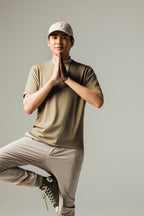 MEN’S｜パフォーマン<br>ロゴ　モックネック - ゴールドベージュ