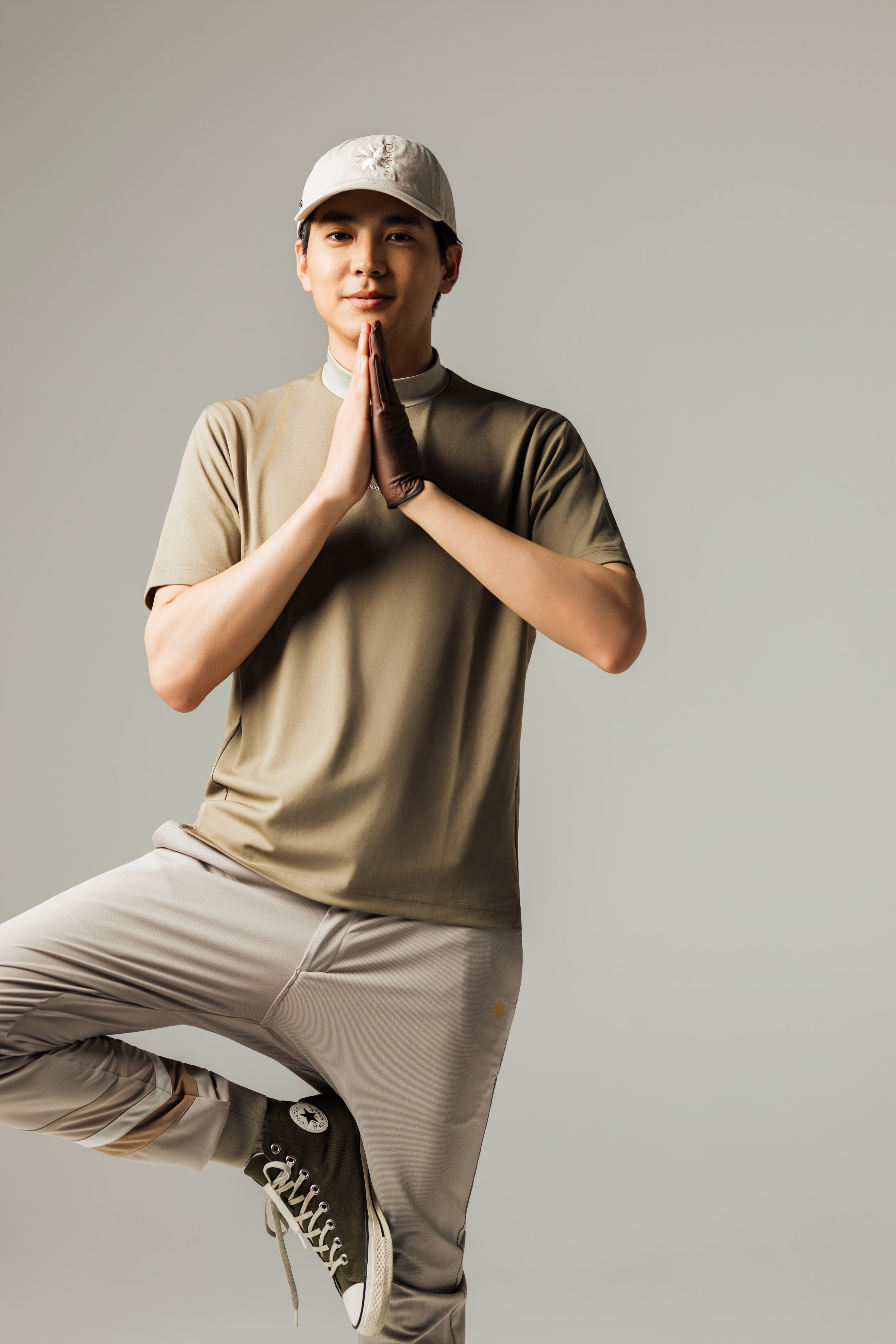 MEN’S｜パフォーマン<br>ロゴ　モックネック - ゴールドベージュ