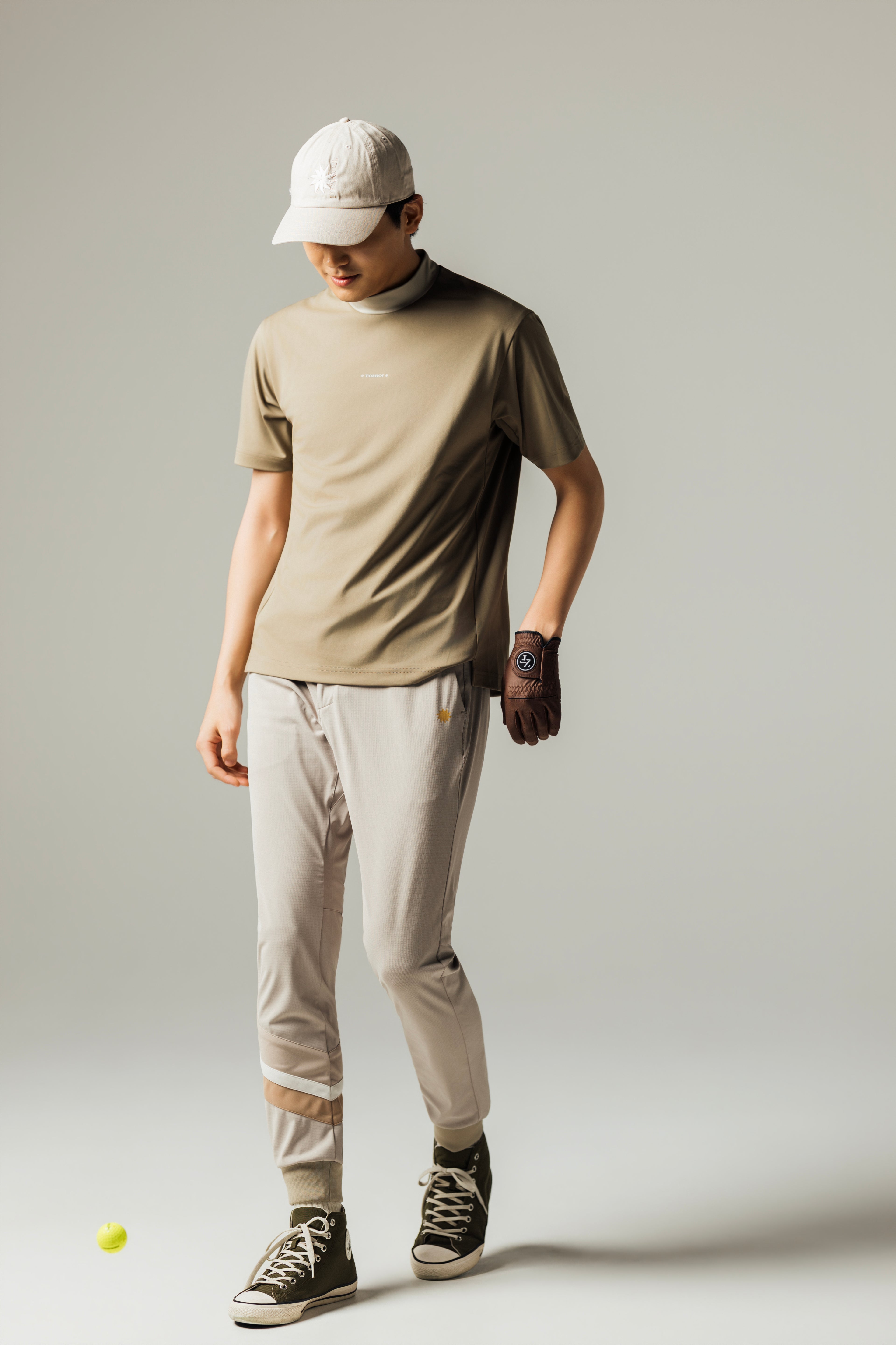 MEN’S｜パフォーマン<br>ロゴ　モックネック - ゴールドベージュ