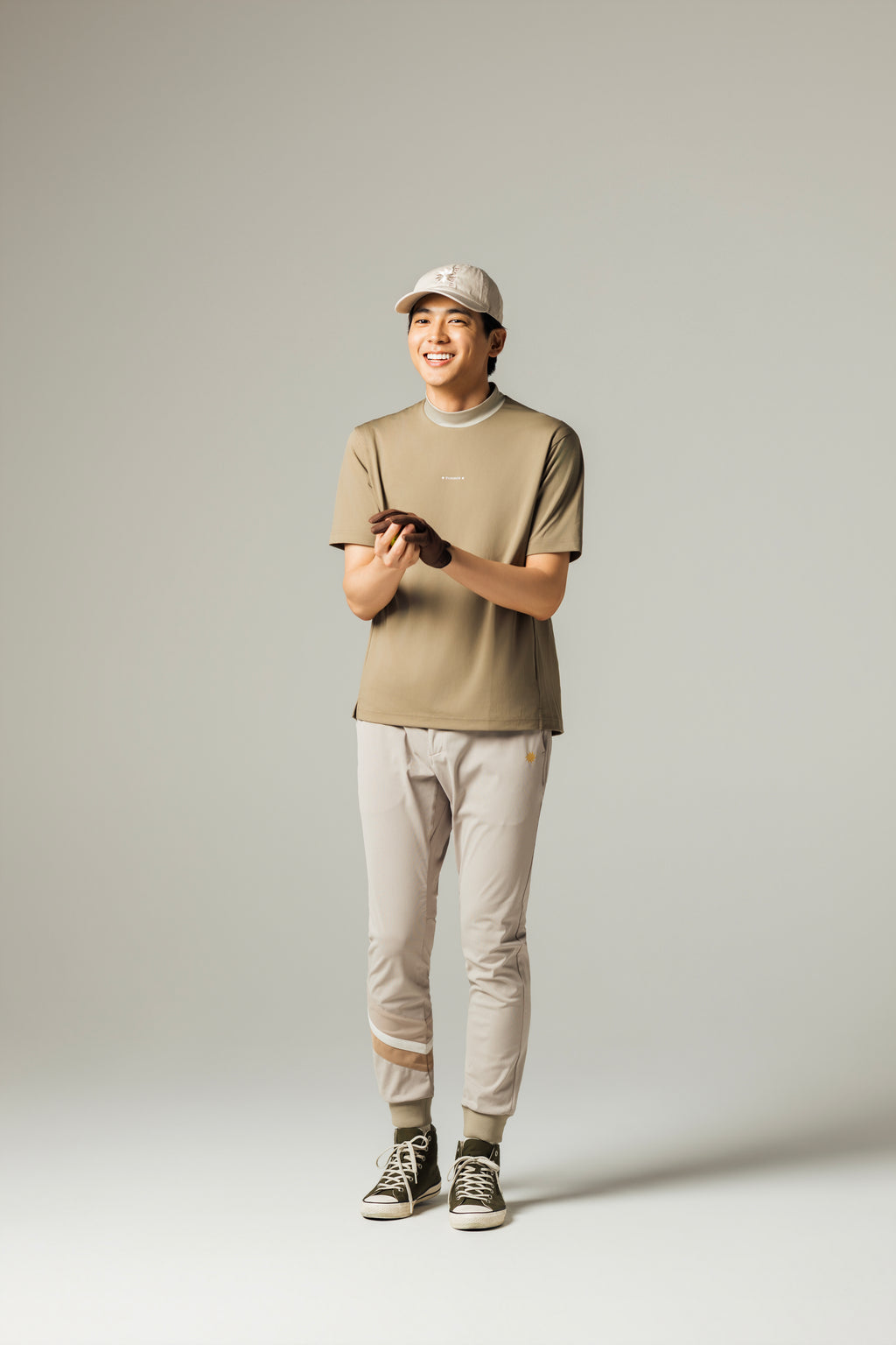 MEN’S｜パフォーマン<br>ロゴ　モックネック - ゴールドベージュ