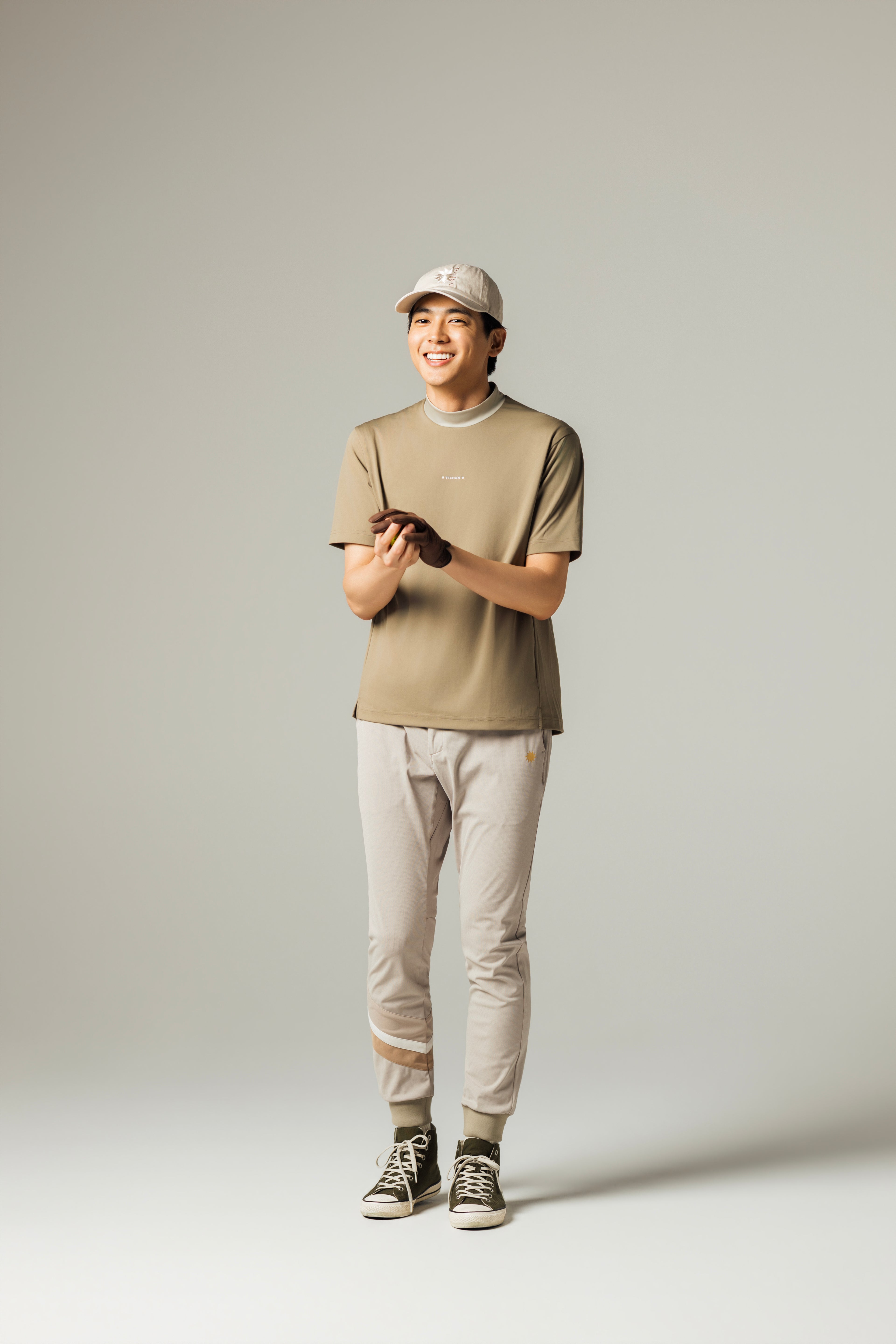 MEN’S｜パフォーマン<br>ロゴ　モックネック - ゴールドベージュ