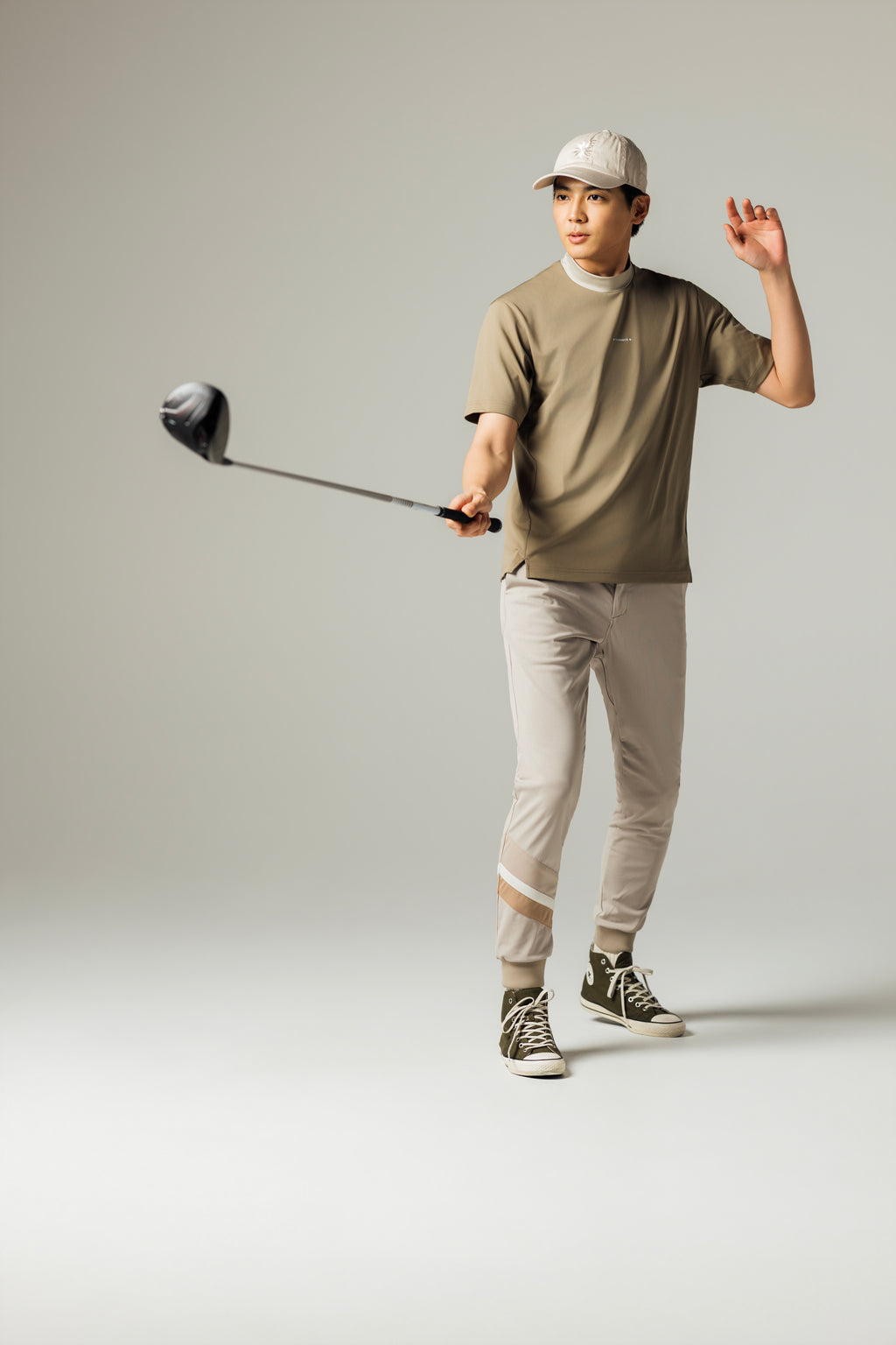 MEN’S｜パフォーマン<br>ロゴ　モックネック - ゴールドベージュ