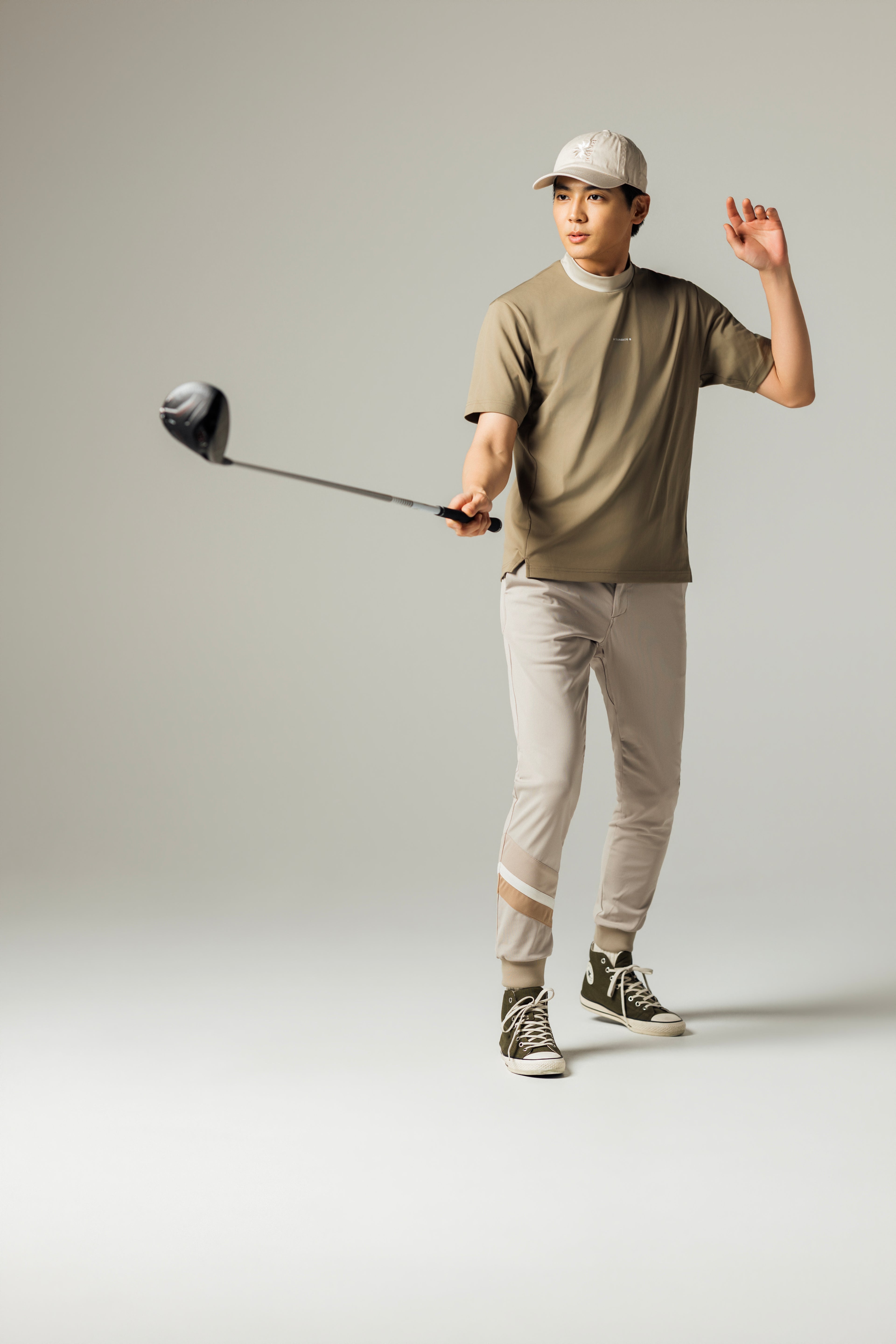 MEN’S｜パフォーマン<br>ロゴ　モックネック - ゴールドベージュ