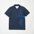WOMEN’S｜パフォーマンス<br> MR グラフィック ポロ - ディープネイビー