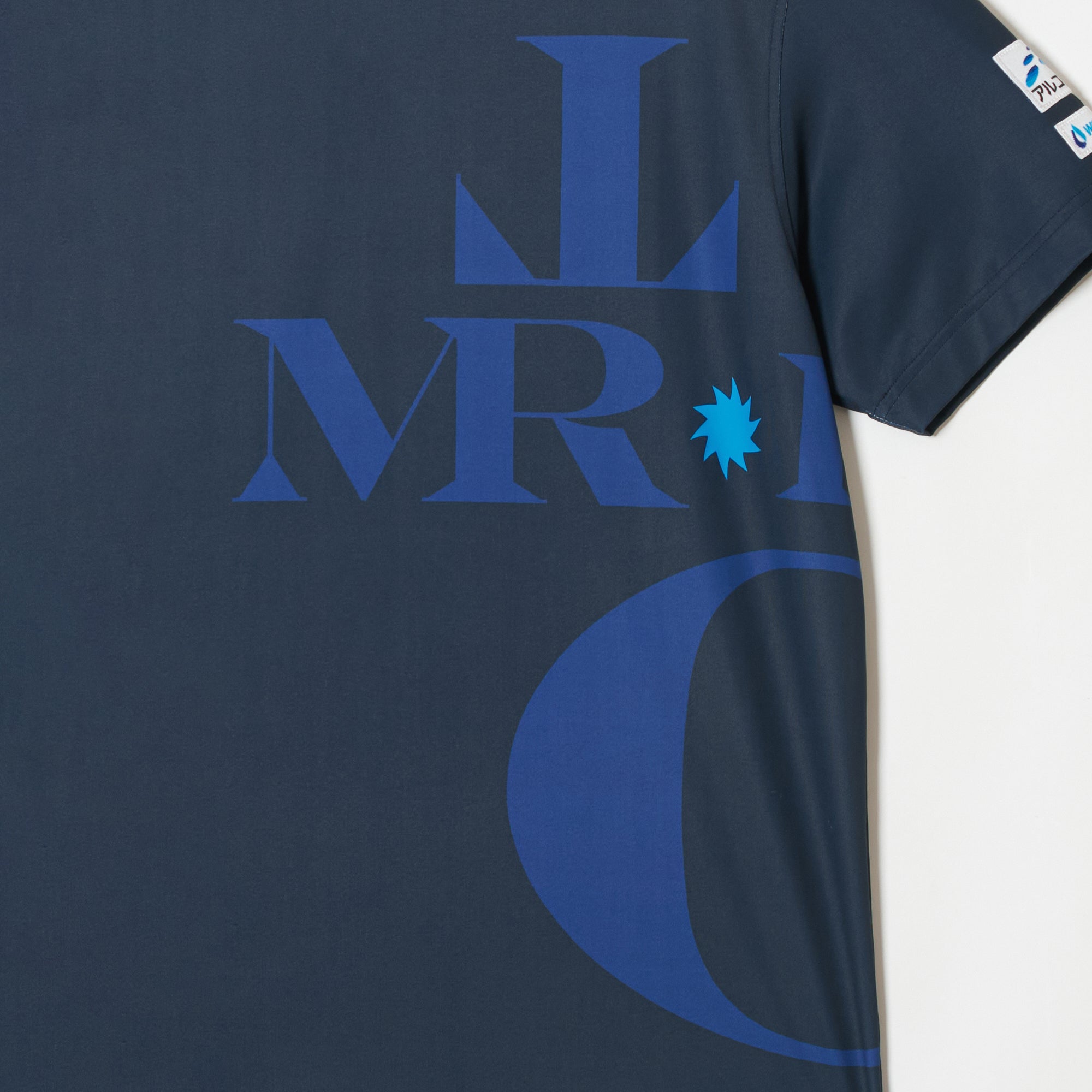 MEN’S｜パフォーマンス<br> MR グラフィック ポロ｜<br>高伸縮 - ディープネイビー