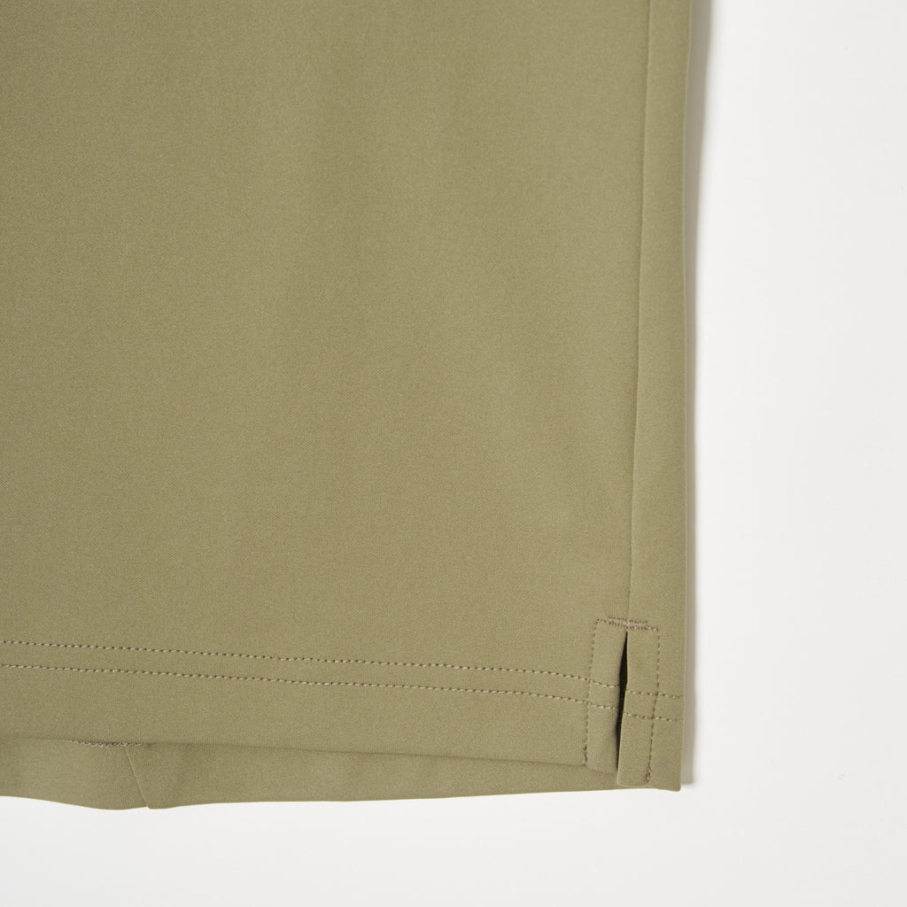 MEN’S｜パフォーマン<br>ロゴ　モックネック - ゴールドベージュ