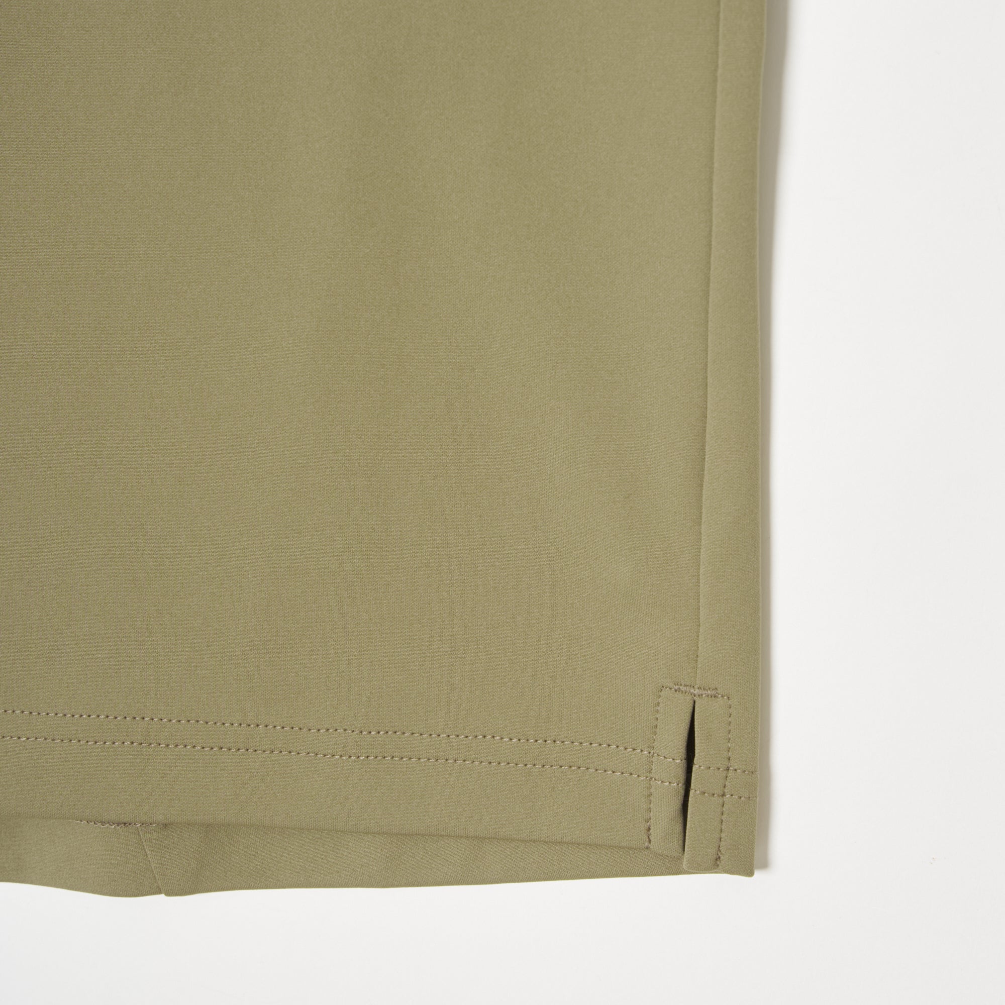 MEN’S｜パフォーマン<br>ロゴ　モックネック - ゴールドベージュ